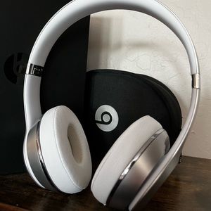 Beats Solo3 Wireless Headphones. Silver
